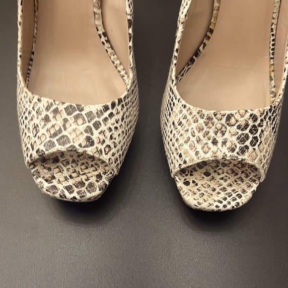 Size 8 super FUN snake print heels!! - Picture 3 of 4